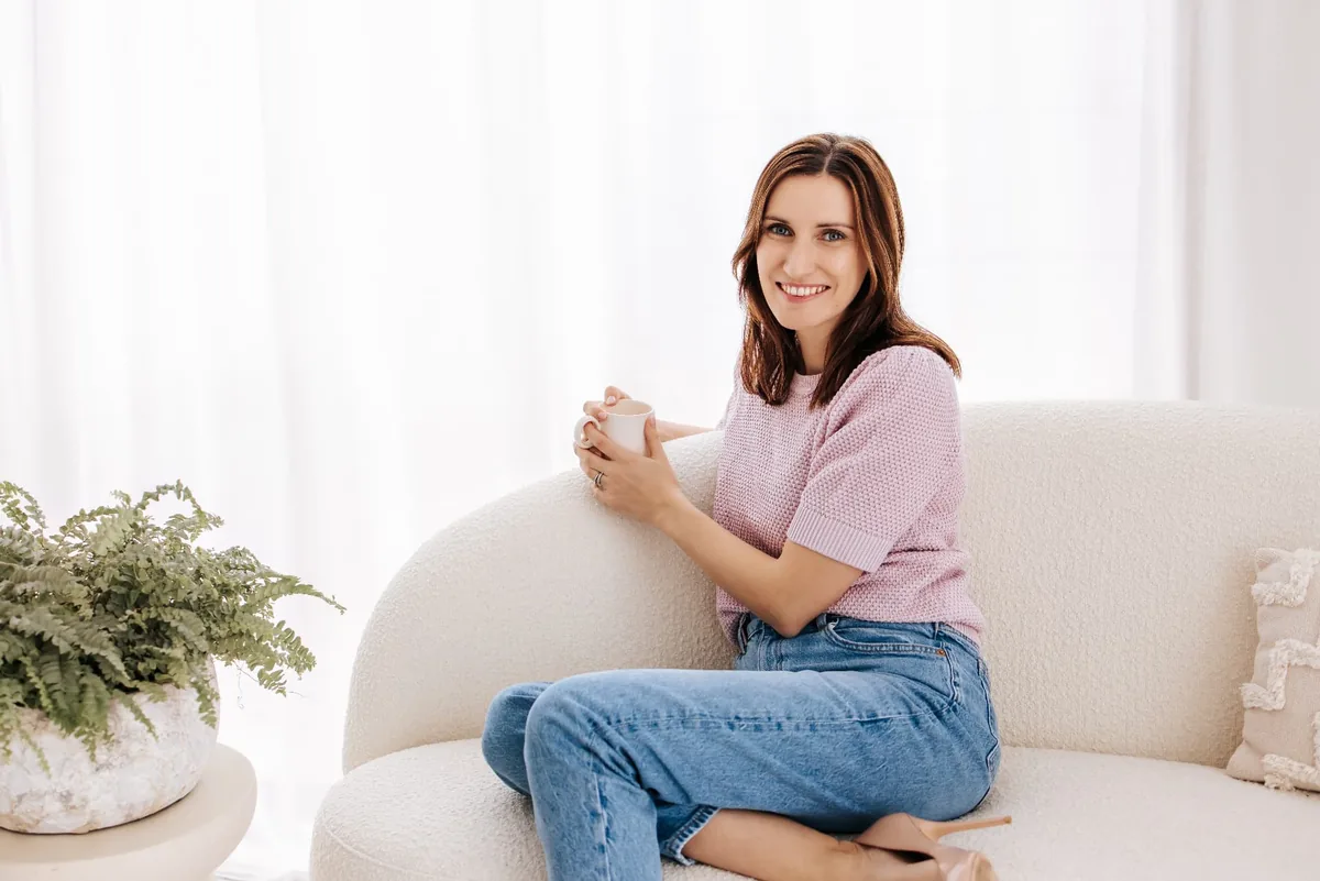 Melanie ontspannen op de sofa